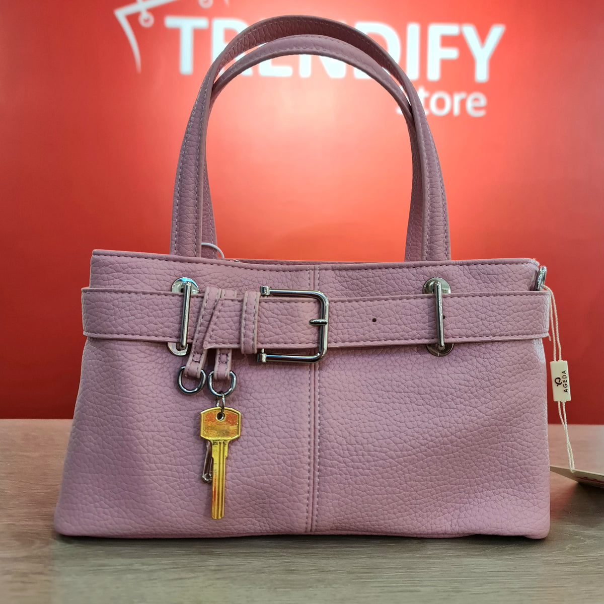Cartera Rosada con Charm de llave