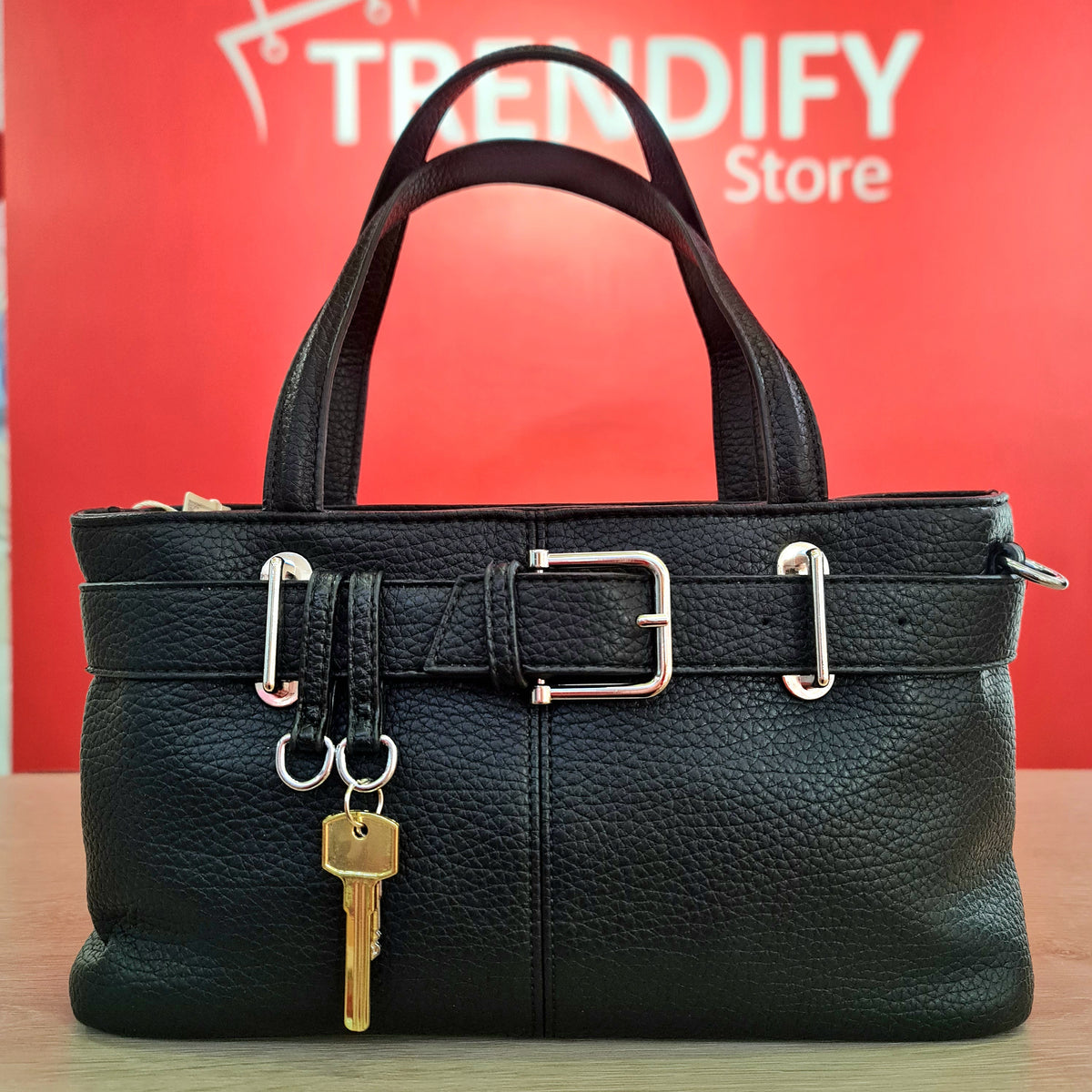 Cartera Negra con Charm de llaves