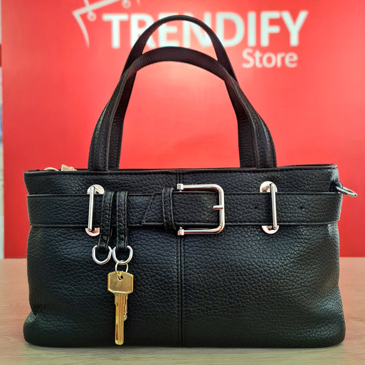 Cartera Negra con Charm de llaves